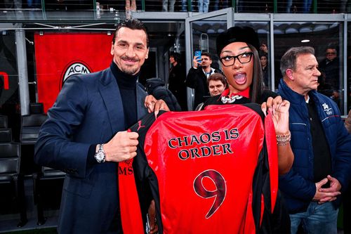 Hồi tháng 2, Ibrahimović cũng thành tâm điểm khi chào đón Megan Thee Stallion tại sân San Siro (Italy). Anh tặng nữ rapper một chiếc áo đấu AC Milan đặc biệt, nhưng chiếc Rolex GMT-Master II Ref. 116759SARU trên cổ tay mới là chi tiết được giới yêu đồng hồ chú ý. Phiên bản này sở hữu vành bezel đính sapphire và ruby đỏ - xanh, kết hợp mặt số phủ kín kim cương pavé. Giá trị của mẫu đồng hồ được ước tính khoảng 150.000 USD. Ảnh: GQ.
