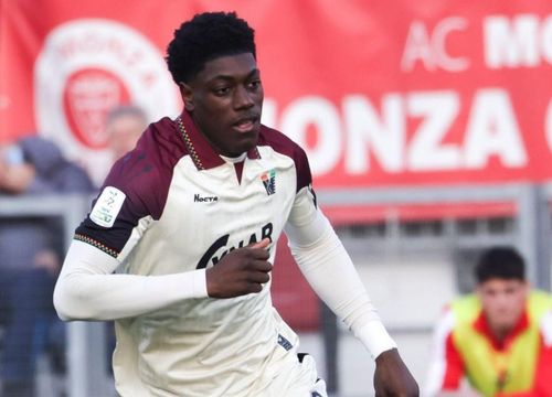  Issa Doumbiam, tiền vệ 22 tuổi, được Sporting chiêu mộ từ Venezia với giá 21 triệu euro, hợp đồng kéo dài đến tháng 6/2029. 