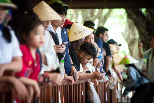 Du khách xếp hàng chờ mua vé đi thuyền ở Tràng An ngày 2/5. Ảnh: Đinh Hà.
