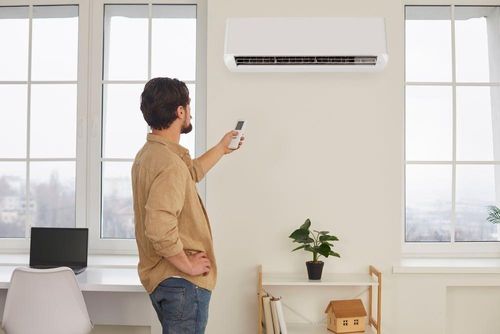 Người dùng có thể giảm nhiệt độ tự nhiên trong phòng trước khi bật điều hòa. Ảnh: Shutterstock.