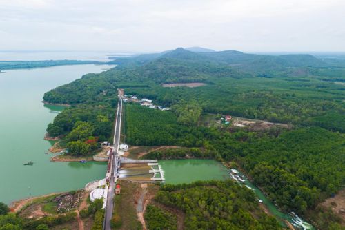  Bao quanh hồ Dầu Tiếng là quần thể núi Cậu rộng khoảng 1.600 ha, được công nhận là Di tích - Danh thắng cấp tỉnh từ năm 2007. Nơi đây nổi tiếng với chùa Thái Sơn, suối Trúc còn giữ nét hoang sơ cùng những cung đường đi bộ xuyên rừng. Khu vực được đánh giá còn nhiều dư địa để phát triển một số sản phẩm du lịch hấp dẫn nhằm thu hút du khách trong và nước ngoài. 