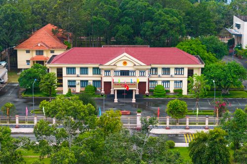  Trong hình là trụ sở UBND xã Dầu Tiếng được đặt tại số 42 đường Hùng Vương (ĐT744).