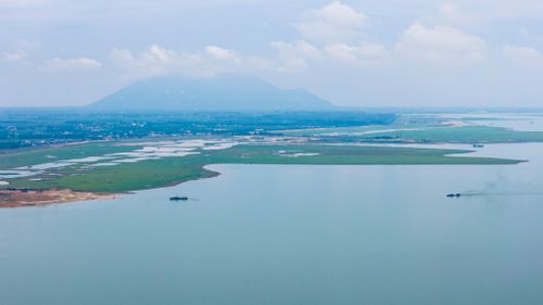  Hồ không chỉ cung cấp nước tưới tiêu, sinh hoạt, khu vực quanh hồ còn có nhiều bãi đất thoải, rừng cây và các điểm ngắm cảnh đẹp, phù hợp phát triển du lịch sinh thái, cắm trại, trải nghiệm thiên nhiên, thể thao ngoài trời và du lịch nghỉ dưỡng cuối tuần cho du khách từ TP.HCM và các tỉnh lân cận. 