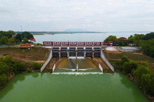  Một trong những đặc điểm nổi bật của xã là sở hữu một phần diện tích hồ Dầu Tiếng. Hồ có diện tích lưu vực hơn 270 km2, dung tích 1,58 tỷ m3, cung cấp nước sinh hoạt, sản xuất, phòng lũ và chống xâm nhập mặn cho hạ du sông Sài Gòn, Vàm Cỏ Đông. 