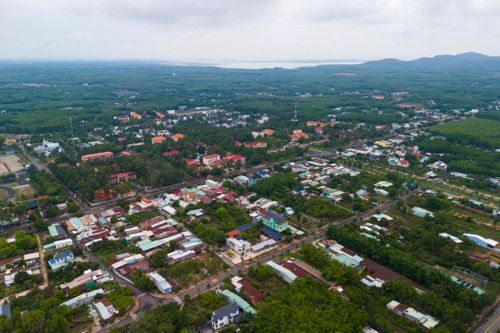 Được hình thành trên cơ sở hợp nhất từ thị trấn Dầu Tiếng cũ và đáp ứng các tiêu chí theo quy định, xã Dầu Tiếng được đánh giá có nhiều lợi thế trong lộ trình chuyển lên phường. Việc nâng cấp lên phường sẽ tạo điều kiện thuận lợi để địa phương phát huy lợi thế du lịch vốn có, thu hút đầu tư hạ tầng giao thông, đồng thời nâng cao chất lượng sống của người dân. 