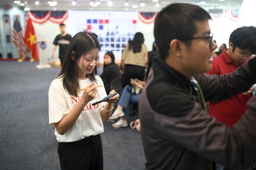 Không khí tại sự kiện rất ấn tượng, khác so với kỳ vọng ban đầu của tôi. Chúng tôi được tương tác, trao đổi, tham khảo rất nhiều tài liệu minh họa từ tranh, ảnh, phim...
