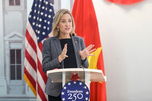 Bà Melissa A. Brown, Tổng Lãnh sự Mỹ tại TP.HCM, cũng có mặt trong buổi khai mạc sự kiện và gửi lời chào mừng tới tất cả sinh viên, học sinh chúng tôi. "Chuỗi sự kiện kéo dài 3 ngày nhằm khám phá lịch sử và văn hóa Hoa Kỳ. Chương trình sẽ được dẫn dắt bởi 14 tình nguyện viên Chương trình Peace Corps", bà Melissa chia sẻ.