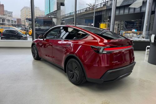 Tesla đã mất gần một nửa thị phần tại khu vực trong năm 2025 do sự cạnh tranh ngày càng gay gắt, đặc biệt từ các thương hiệu xe điện Trung Quốc, cùng với việc thiếu các mẫu xe hoàn toàn mới trong danh mục sản phẩm.