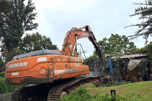  Theo kế hoạch, lực lượng chức năng sẽ tiến hành phá dỡ toàn bộ công trình vi phạm, san gạt mặt bằng và khôi phục nguyên trạng khu đất. Thời gian cưỡng chế dự kiến kéo dài trong 3 ngày. 