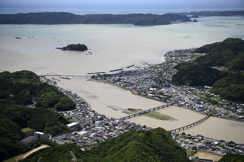 Sông Koza dâng cao sau trận mưa lớn do bão Jangmi gây ra, tại Kushimoto, tỉnh Wakayama (Nhật Bản) ngày 3/6. Ảnh: Kyodo.