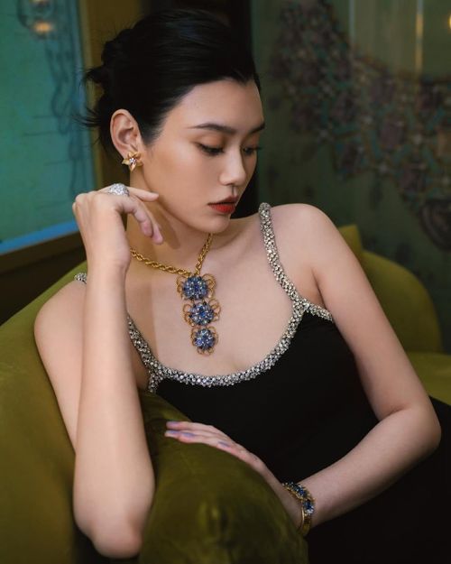 Cuộc hôn nhân với Hà Du Quân góp phần kết nối danh tiếng của cô trong làng thời trang với một trong những đế chế kinh doanh nổi tiếng nhất châu Á. Gia tộc họ Hà xây dựng đế chế trải rộng từ sòng bạc, khách sạn đến bất động sản, đồng thời từng nắm giữ thế độc quyền ngành kinh doanh cờ bạc tại Macau trong gần 40 năm.