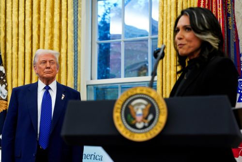 Ông Trump đã chấp nhận đơn từ chức của bà Gabbard và nhanh chóng sắp xếp nhân sự thay thế. Ảnh: Reuters.