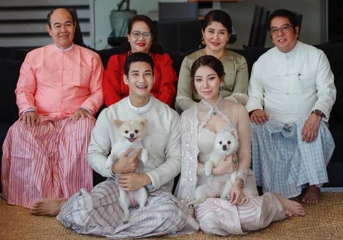 Trước đó, vào tháng 2/2025, Paing Takhon thông báo đính hôn với bạn gái lâu năm sau gần 5 năm hẹn hò. Vợ anh là người mẫu Linn Mya Phu, hơn nam diễn viên một tuổi. Cặp đôi chính thức công khai mối quan hệ vào tháng 8/2024 thông qua bài đăng trên trang cá nhân của Paing Takhon.