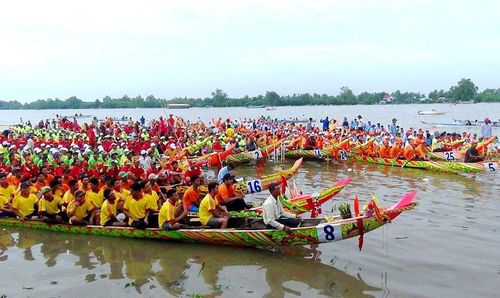 Đua ghe ngo là môn thể thao đặc sắc của đồng bào Khmer