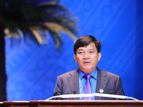Đồng chí Nguyễn Xuân Hùng, Phó Chủ tịch Tổng liên đoàn Việt Nam (khóa XIII) Báo cáo về sửa đổi, bổ sung Điều lệ Công đoàn Việt Nam. Ảnh: Tuấn Anh - TTXVN