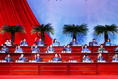 Các đại biểu biểu quyết tại đại hội. Ảnh: Tuấn Anh - TTXVN