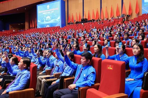 Các đại biểu biểu quyết thông qua Chương trình làm việc và Quy chế của Đại hội. Ảnh: Tuấn Anh - TTXVN