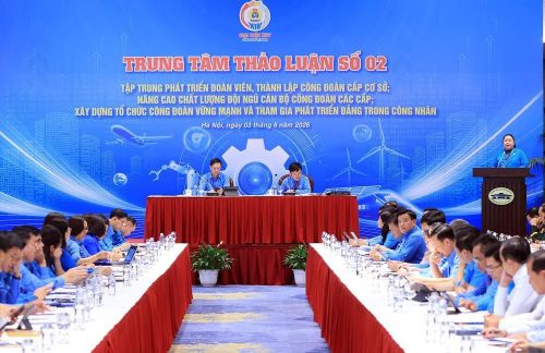Các đại biểu thảo luận tại Trung tâm thảo luận số 2 về tập trung phá triển đoàn viên, thành cập Công đoàn cơ sở; nâng cao chất lượng đội ngũ cán bộ Công đoàn các cấp; xây dựng tổ chức Công đoàn vững mạnh và tham gia phát triển Đảng trong công nhân. Ảnh: Tuấn Anh - TTXVN