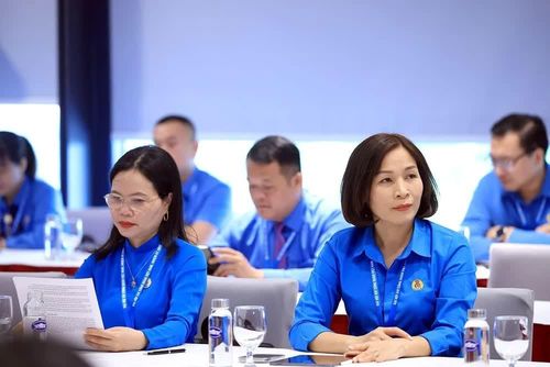 Các đại biểu thảo luận tại Trung tâm thảo luận số 2 về tập trung phá triển đoàn viên, thành cập Công đoàn cơ sở; nâng cao chất lượng đội ngũ cán bộ Công đoàn các cấp; xây dựng tổ chức Công đoàn vững mạnh và tham gia phát triển Đảng trong công nhân. Ảnh: Tuấn Anh - TTXVN