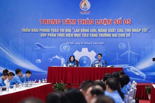 Các đại biểu thảo luận tại Trung tâm thảo luận số 5 về triển khai phong trào thi đua "Lao động giỏi, năng suất cao, thu nhập tốt" góp phần thực hiện mục tiêu tăng trưởng hai con số". Ảnh: Tuấn Anh - TTXVN