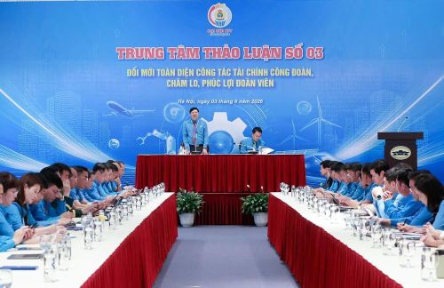 Các đại biểu thảo luận tại Trung tâm thảo luận số 3 về đổi mới toàn diện công tác tài chính công đoàn, chăm lo, phúc lợi đoàn viên. Ảnh: Tuấn Anh - TTXVN