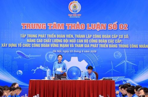 Các đại biểu thảo luận tại Trung tâm thảo luận số 2 về tập trung phá triển đoàn viên, thành cập Công đoàn cơ sở; nâng cao chất lượng đội ngũ cán bộ Công đoàn các cấp; xây dựng tổ chức Công đoàn vững mạnh và tham gia phát triển Đảng trong công nhân. Ảnh: Tuấn Anh - TTXVN