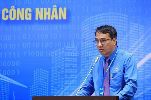 Đại diện Công đoàn ngành Dệt may trình bày tham luận. Ảnh: Tuấn Anh - TTXVN