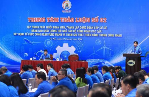 Các đại biểu thảo luận tại Trung tâm thảo luận số 2 về tập trung phá triển đoàn viên, thành cập Công đoàn cơ sở; nâng cao chất lượng đội ngũ cán bộ Công đoàn các cấp; xây dựng tổ chức Công đoàn vững mạnh và tham gia phát triển Đảng trong công nhân. Ảnh: Tuấn Anh - TTXVN