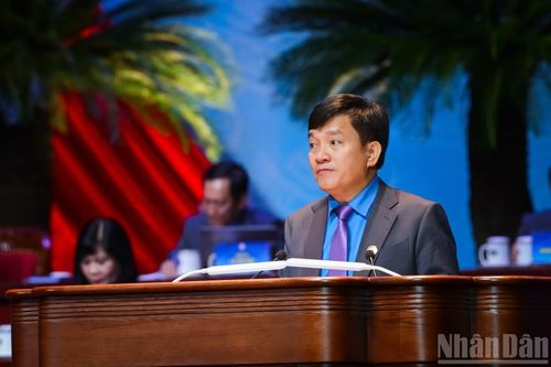 Phó Chủ tịch Công đoàn Việt Nam Nguyễn Xuân Hùng, báo cáo về sửa đổi, bổ sung Điều lệ Công đoàn.