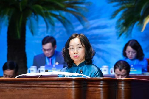 Đồng chí Thái Thu Xương, Phó Chủ tịch thường trực Tổng liên đoàn lao động Việt Nam thông qua Dự thảo quy chế làm việc Đại hội.
