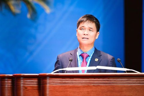 Phó Chủ tịch Tổng Liên đoàn Lao động Việt Nam Ngọ Duy Hiểu trình bày tổng quát Báo cáo chính trị của Ban chấp hành Tổng Liên đoàn Lao động khóa XIII trình Đại hội