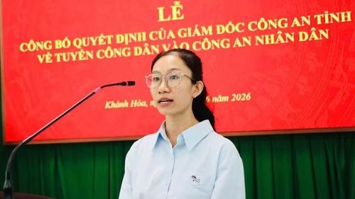 Chị Lê Thị Thùy Hân phát biểu cảm ơn tại buổi lễ.