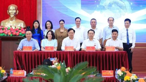 Xã Tam Hưng ký kết với doanh nghiệp và các cơ sở đào tạo nghề cho người lao động trên địa bàn.