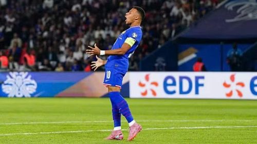 Sự tinh quái và tốc độ xé gió giúp Mbappe dễ dàng xé toang mọi hàng phòng ngự. (Ảnh: FFF)