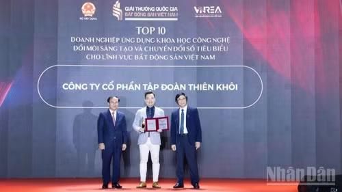 Công ty cổ phần Tập đoàn Thiên Khôi nhận giải. (Ảnh: Minh Duy)