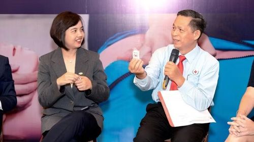 Bà Nguyễn Đỗ Quyên (bên trái) và ông Trần Văn Tuấn - Phó Chủ tịch Hội Chữ thập đỏ kiêm Giám đốc Trung tâm Huấn luyện Sơ cấp cứu và Phòng chống thảm họa Thành phố Hồ Chí Minh.