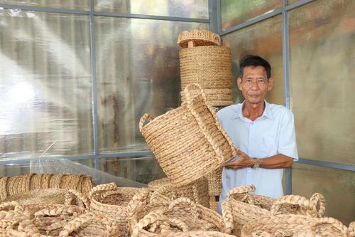 Ông Lê Văn Đạt, Giám đốc Công ty TNHH SX-TM Hiệp Hòa (xã Long Hải, TPHCM) với các sản phẩm từ lục bình.