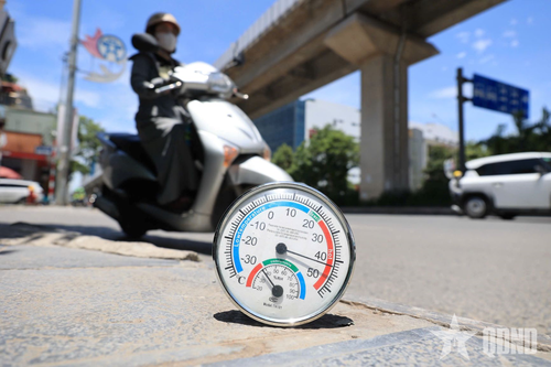 Nhiệt độ được ghi nhận vượt trên 40 độ C tại Hà Nội trong một ngày cuối tháng 5-2026. Ảnh: PHẠM HƯNG