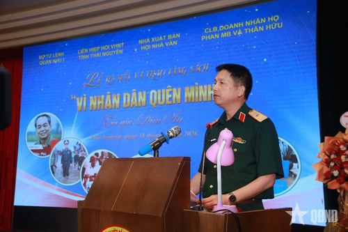 Thiếu tướng Dương Văn Quang, Phó chính ủy Quân khu 1 phát biểu.