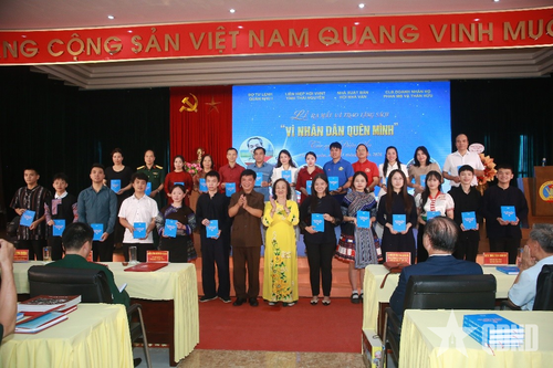  Ban tổ chức trao sách “Vì nhân dân quên mình” tặng các đại biểu, thầy và trò Trường Phổ thông Vùng cao Việt Bắc.