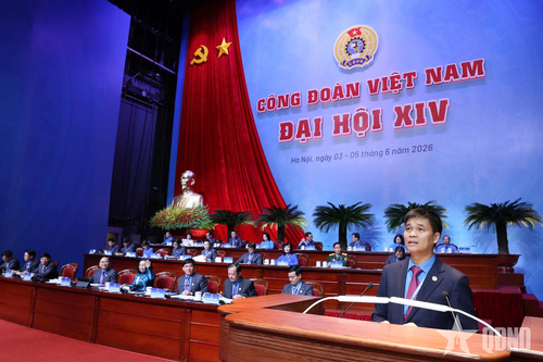 Đồng chí Ngọ Duy Hiểu, Phó bí thư Thường trực Đảng ủy, Phó chủ tịch Tổng LĐLĐ Việt Nam trình bày tổng quát Báo cáo của Ban Chấp hành Tổng LĐLĐ Việt Nam khóa XIII trình Đại hội. Ảnh: HẢI NGUYỄN