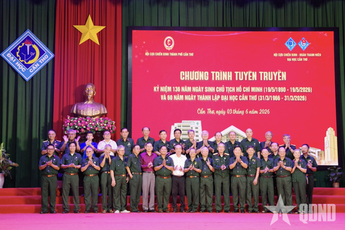 Các đại biểu tại chương trình tuyên truyền kỷ niệm 136 năm Ngày sinh Chủ tịch Hồ Chí Minh và 60 năm thành lập Đại học Cần Thơ chụp ảnh lưu niệm.