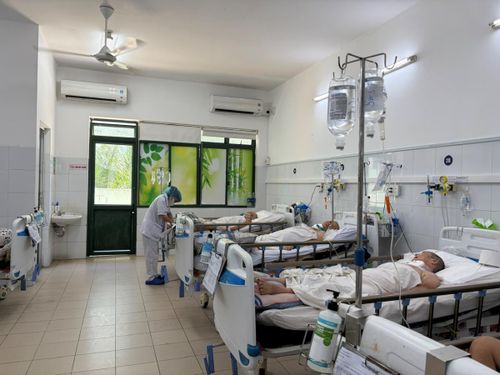 Thời tiết nắng nóng, số ca nặng nhập viện tại khoa Đột quỵ, Bệnh viện Đà Nẵng tăng cao, các phòng đều kín giường bệnh.