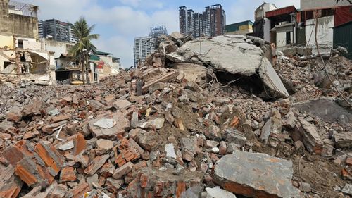  Lượng phế thải rất lớn khiến cho các khu vực tiếp nhận, xử lý bị quá tải. Ảnh: TIẾN CƯỜNG 