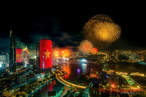 Tác phẩm "Pháo hoa của hòa bình". Tác giả: NGUYỄN QUỐC HUY 
