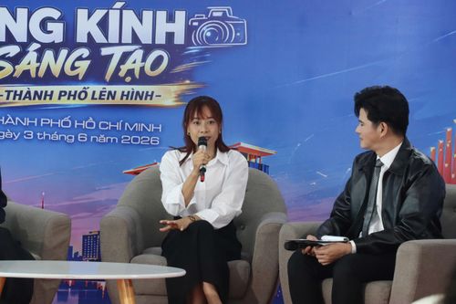  Đạo diễn trẻ Lê Chi Na chia sẻ tại tọa đàm. Ảnh: V.HÀ 