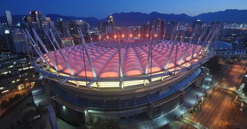Khi khánh thành vào năm 1983, BC Place là sân vận động có mái vòm bơm hơi lớn nhất thế giới. Sự kiện mở màn tại đây là trận derby giữa Vancouver Whitecaps và Seattle Sounders trong khuôn khổ Giải bóng đá Bắc Mỹ (NASL) - giải đấu nay đã khai tử, thu hút lượng khán giả kỷ lục lên tới 60.342 người. (Ảnh: Destination Vancouver)