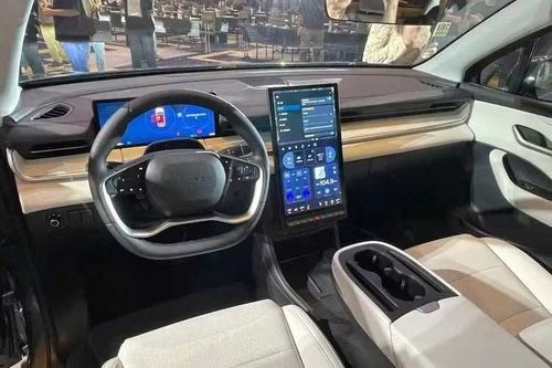 Không gian nội thất của Foxtron Cavira khá quen thuộc với xu hướng thiết kế trên nhiều mẫu xe điện hiện nay. Xe được trang bị bảng đồng hồ kỹ thuật số kích thước lớn cùng màn hình giải trí trung tâm 15,6 inch đặt dọc.