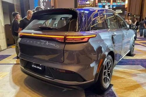 Theo đó, xe sở hữu chiều dài 4.695 mm và chiều dài cơ sở lên tới 2.920 mm. Phần đầu xe nổi bật với lưới tản nhiệt dưới sơn đen cùng cụm đèn pha sắc sảo kết hợp với dải đèn LED vắt ngang - một chi tiết gần như đã trở thành xu hướng trên các mẫu xe điện châu Á hiện đại.