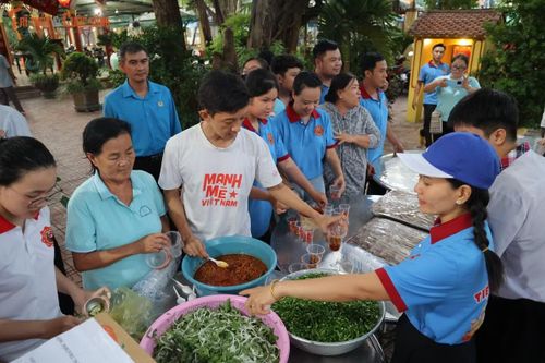 Không khí trong khu bếp luôn khẩn trương nhưng đầy tiếng cười. Mỗi thành viên chủ động đảm nhận một công việc, phối hợp nhịp nhàng như một dây chuyền nhằm rút ngắn thời gian chuẩn bị cho buổi phát suất ăn.